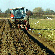 Ploegen met de trekker.